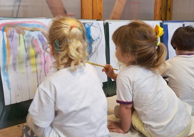 Crianças pintando